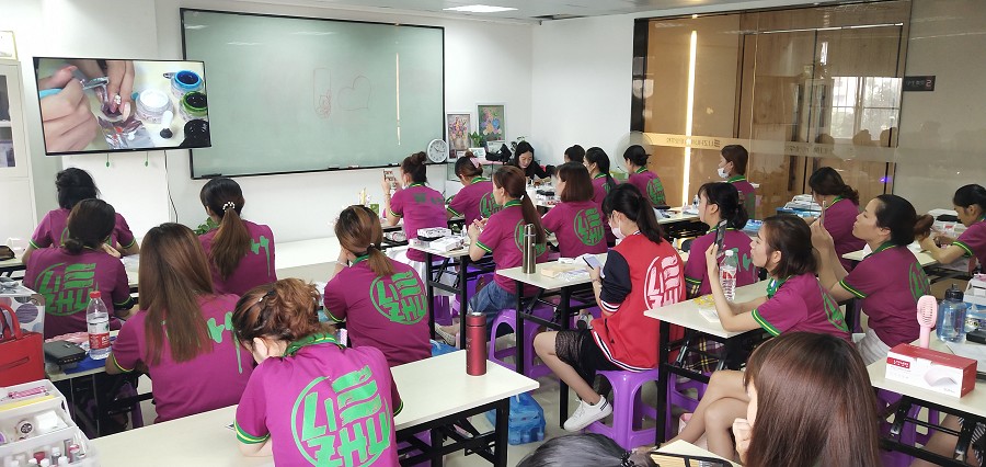 學美甲好嗎？工資高不高？