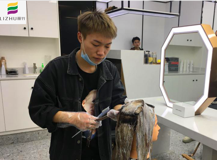 以前怕別人嘲笑自己，但現(xiàn)在不會(huì)了