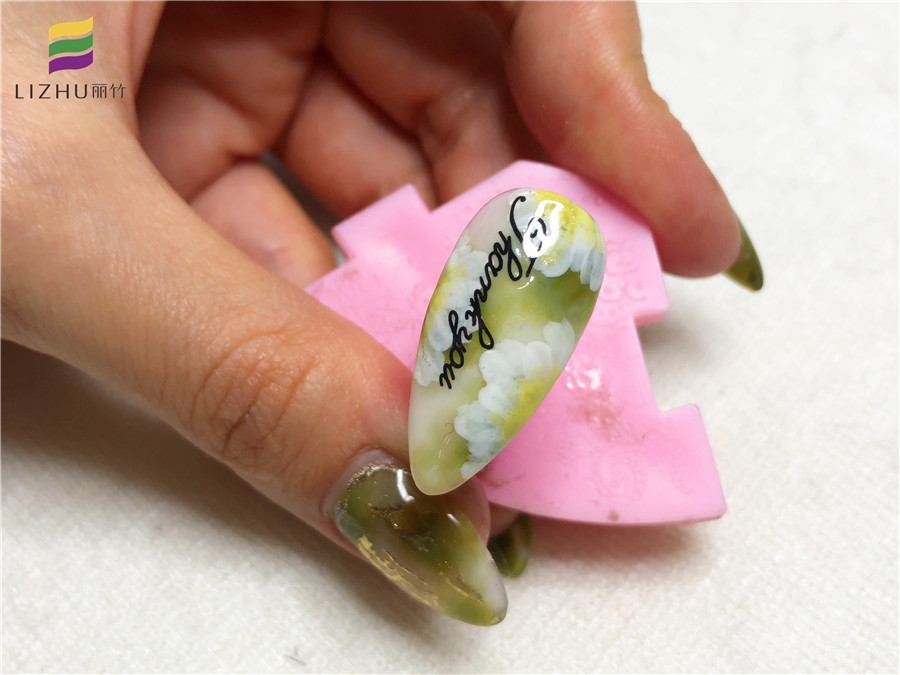 1589423438239539.jpg 20200402清新小雛菊美甲.jpg