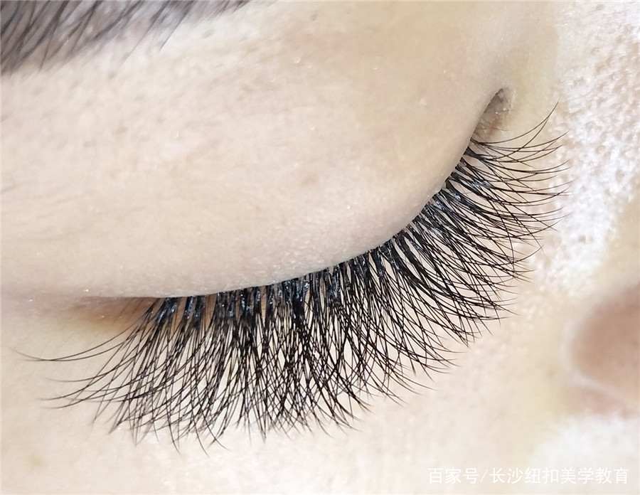 南寧紋繡學(xué)校：實(shí)用美睫技巧，讓你放大雙眼