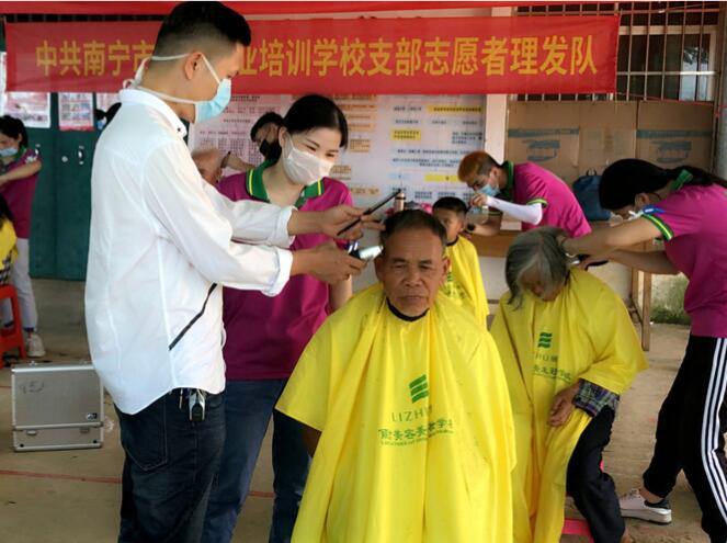 你笑起來真好看，像春天的花一樣