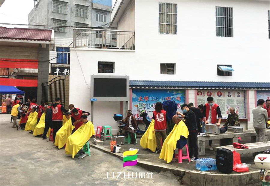 美發(fā)學(xué)校實(shí)踐：學(xué)習(xí)雷鋒，好榜樣