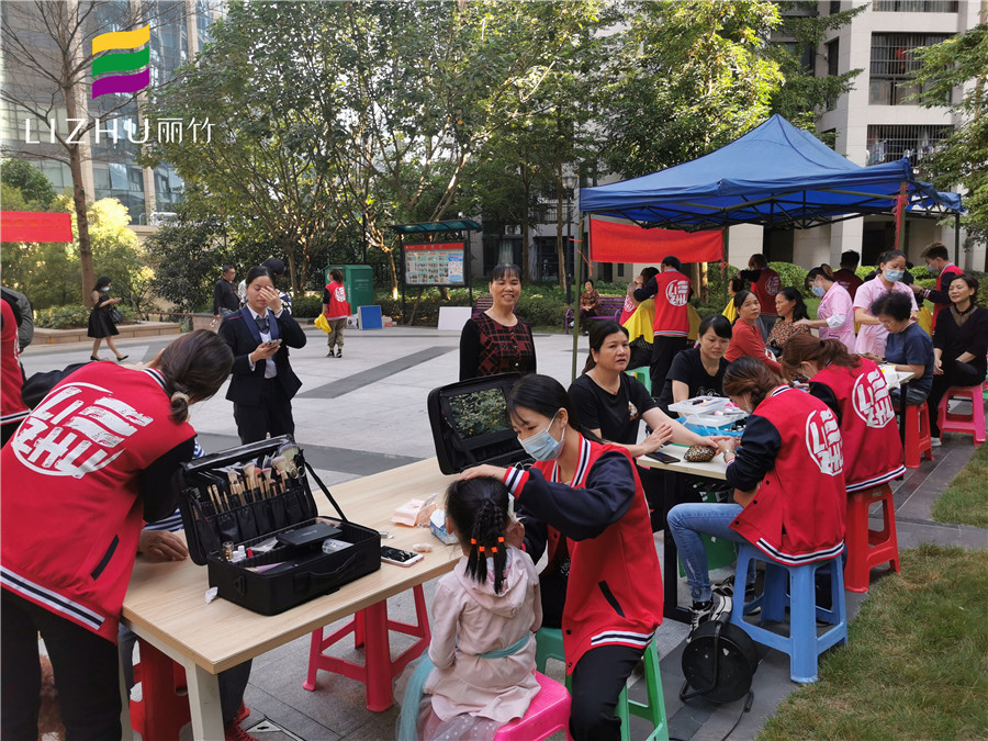 快來?。∶赓M(fèi)做美容美發(fā)美甲化妝