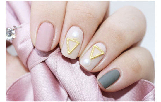 廣西美甲學(xué)校:簡(jiǎn)單撞色美甲教程