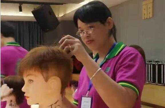 美發(fā)學員感言：美發(fā)新人畢業(yè)啦