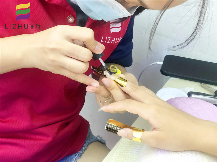 延長甲片和甲片的區(qū)別  廣西有實(shí)力的美甲培訓(xùn)知識分享