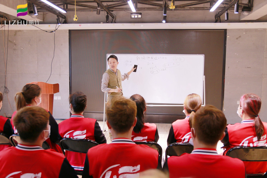 乾健·形象設(shè)計(jì)沙龍招人啦！廣西美發(fā)學(xué)校為你解決就業(yè)之憂