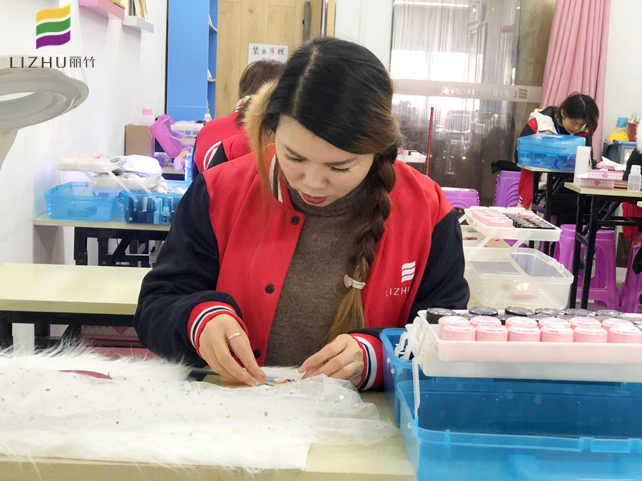 在南寧正規(guī)美甲學(xué)校學(xué)習(xí)，天天都有學(xué)不完的東西