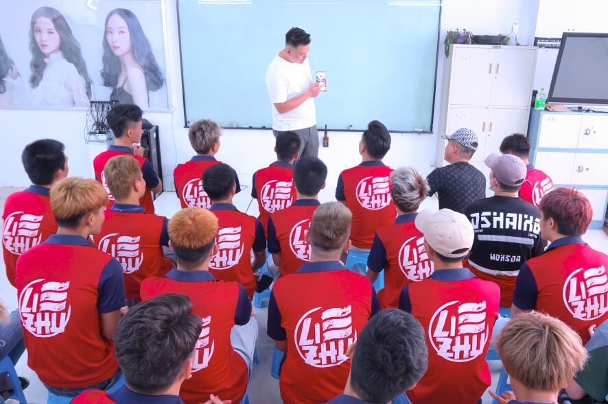 南寧學美發(fā)有前途嗎？選對美發(fā)培訓學校很重要