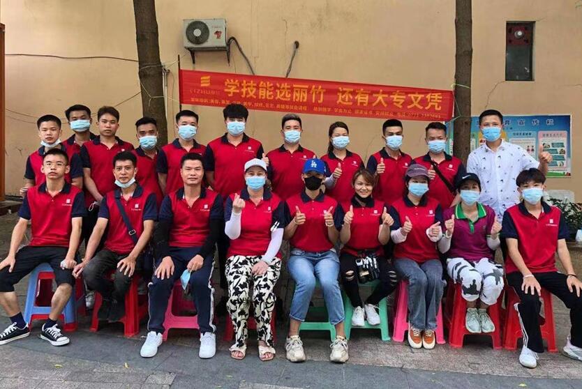 南寧美發(fā)學(xué)校外出實(shí)踐為居民義務(wù)理發(fā)