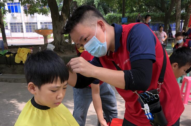 以社區(qū)義務(wù)剪發(fā)的方式，祝老師們教師節(jié)快樂