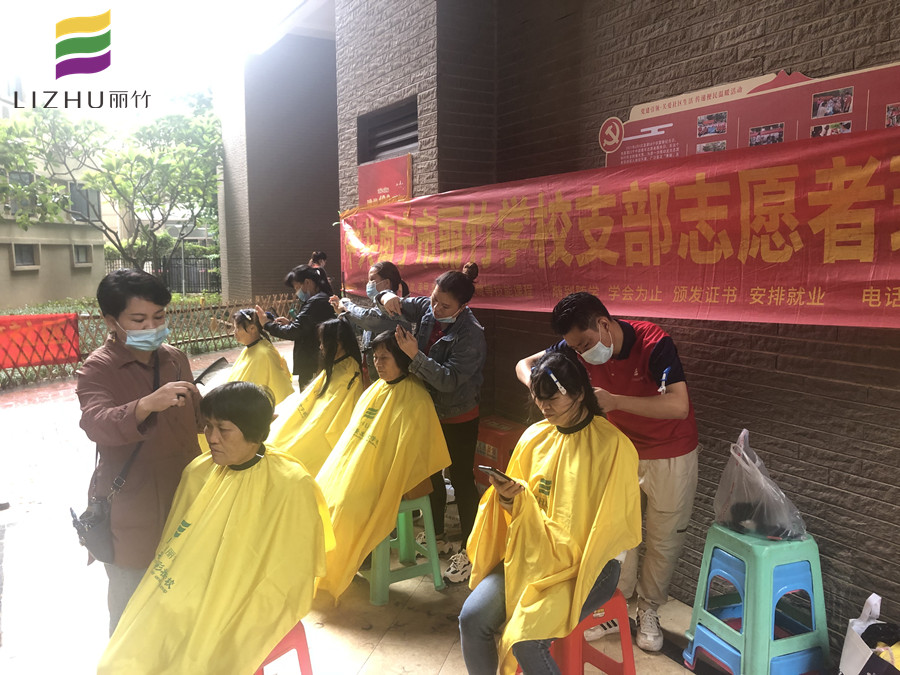 社區(qū)義剪暖人心！傳遞廣西專業(yè)美發(fā)學(xué)校正能量