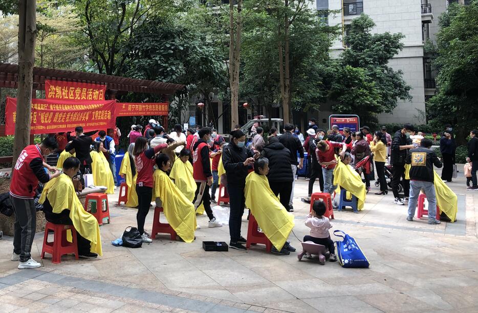 南寧學(xué)美發(fā)有實(shí)踐嗎？來看麗竹美發(fā)學(xué)校社區(qū)理發(fā)活動(dòng)