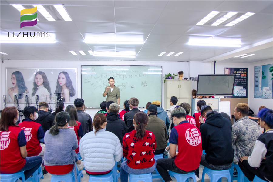 乾健·形象設(shè)計就業(yè)宣講會走進南寧美發(fā)學校