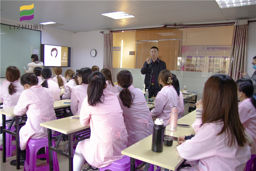 南寧哪家美容學(xué)校好就業(yè)？麗竹就邀請你參加美容就業(yè)宣講會