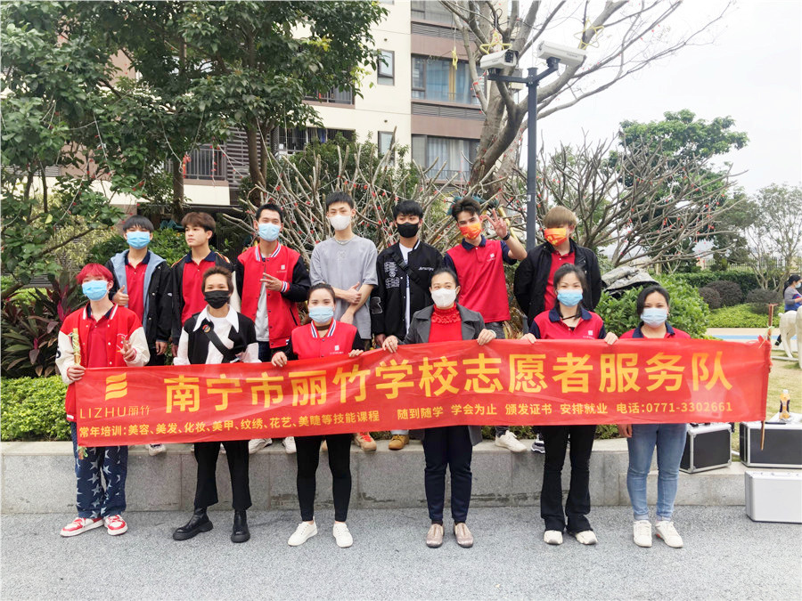 南寧美發(fā)學(xué)校小區(qū)理發(fā)，積極發(fā)揚(yáng)“雷鋒精神”