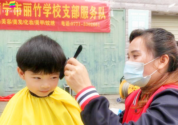南寧麗竹學(xué)校公益理發(fā)，爭(zhēng)當(dāng)群眾身邊的“活雷鋒”