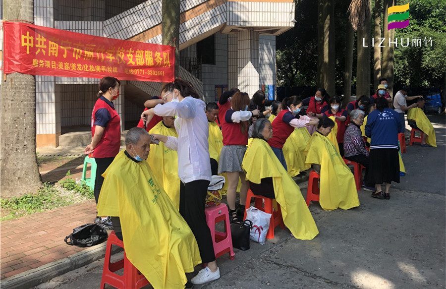免費(fèi)理發(fā)進(jìn)社區(qū)，廣西美發(fā)培訓(xùn)學(xué)校實(shí)踐活動(dòng)