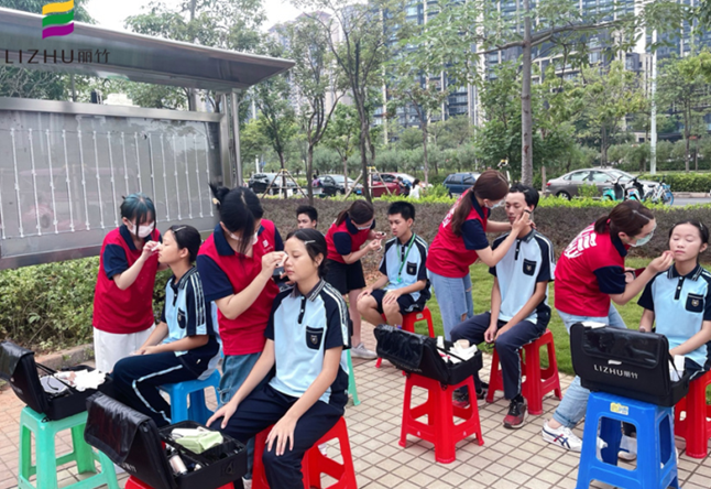 化妝實踐報告-麗竹學?；瘖y專業(yè)為南寧市三中提供化妝服務