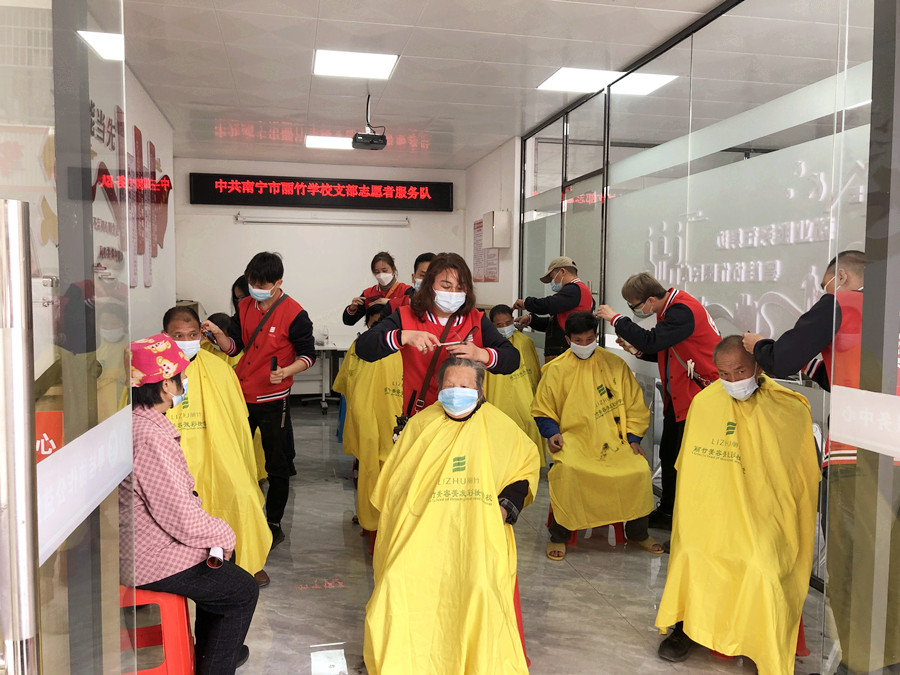 南寧美發(fā)學校外出理發(fā)活動，你煥然一新過大年