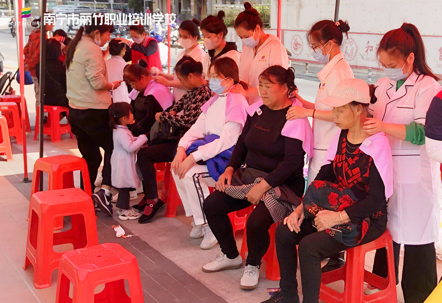 美容社會實踐活動，廣西美容職業(yè)學校專業(yè)技能贏口碑