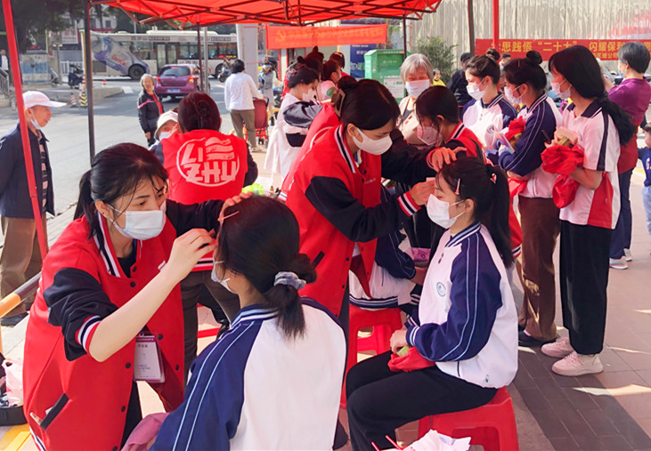 免費化妝 | 廣西彩妝造型專業(yè)學校插起公益彩妝大旗