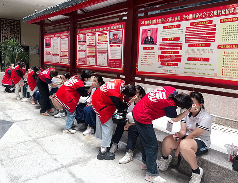 南寧化妝實(shí)踐課，為南寧十四中同學(xué)提供化妝服務(wù)