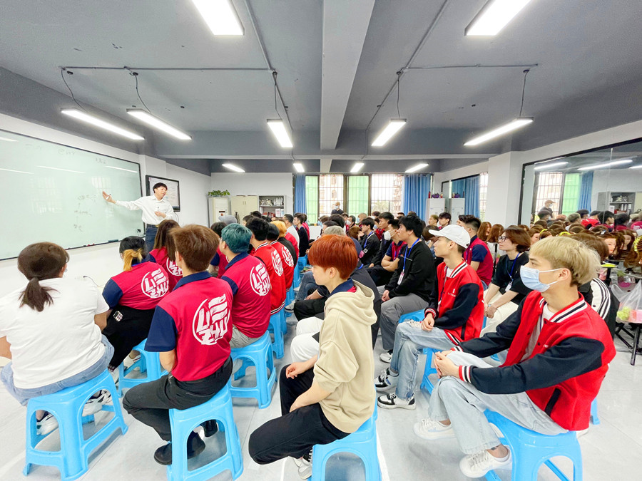 南寧美發(fā)學(xué)校推薦工作，麗竹學(xué)校舉行就業(yè)宣講會(huì)