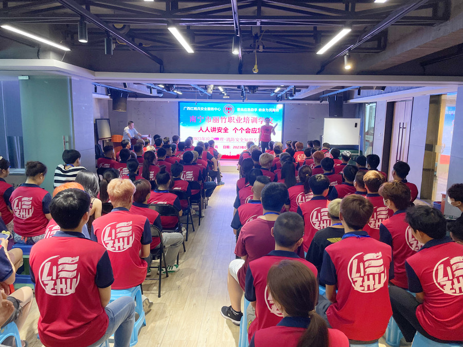 校園消防安全培訓宣講，南寧美業(yè)技術學校校園活動