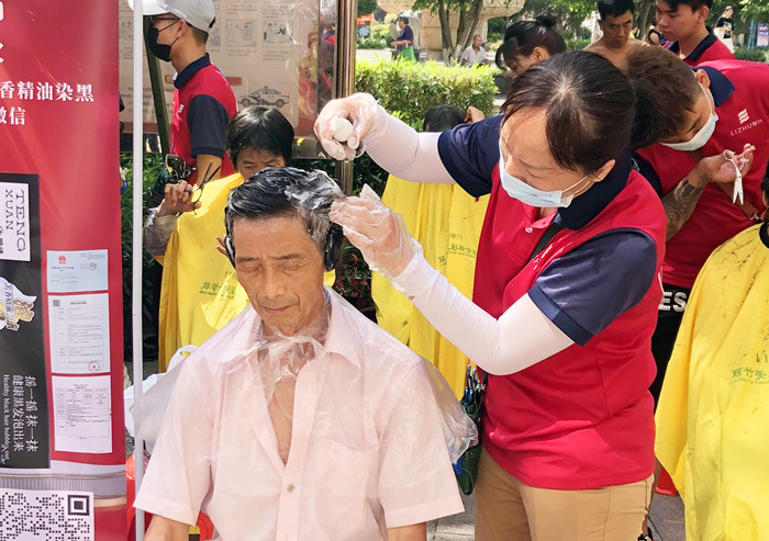 “白染黑”受歡迎，南寧美發(fā)學(xué)校公益進社區(qū)