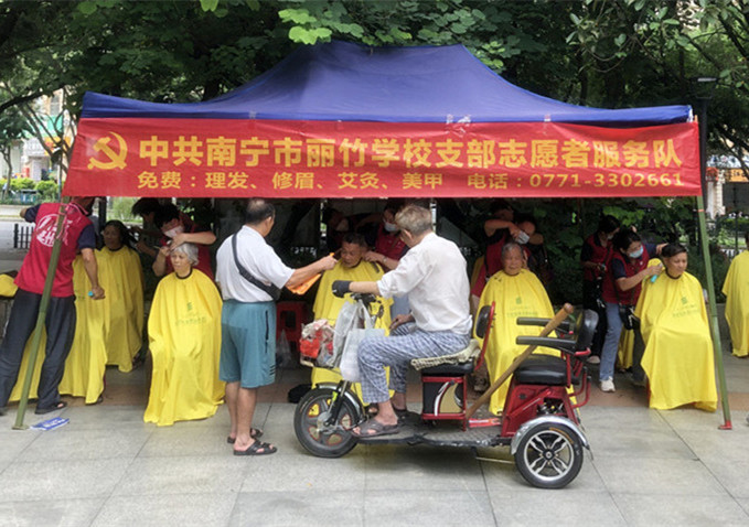 ?小區(qū)免費理發(fā)公益活動，廣西美發(fā)職業(yè)技術(shù)學(xué)校在進行