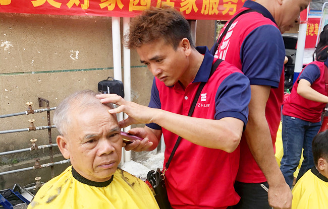 廣西美發(fā)職業(yè)學(xué)?！皩W(xué)雷鋒”活動走進南棉社區(qū)