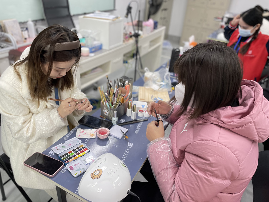 拋光條會傷害指甲嗎？南寧美甲專業(yè)培訓(xùn)班