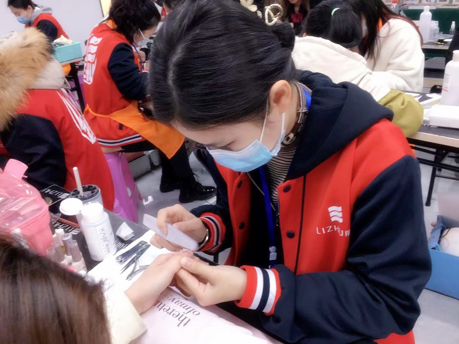 打磨甲面的作用？南寧美甲培訓(xùn)班技能分享