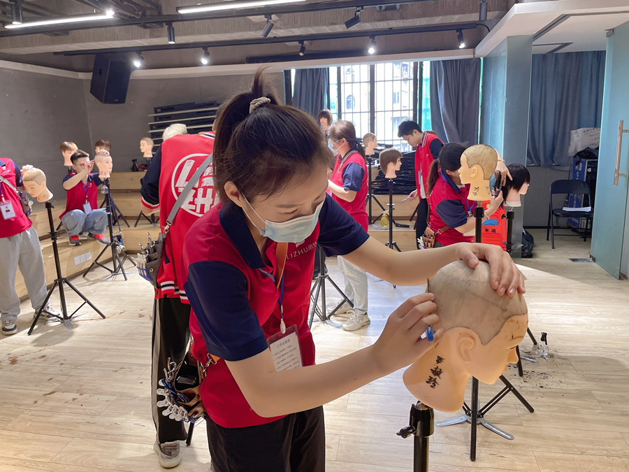 美發(fā)剃刀的使用技巧，廣西美發(fā)理發(fā)職業(yè)學(xué)校告訴你