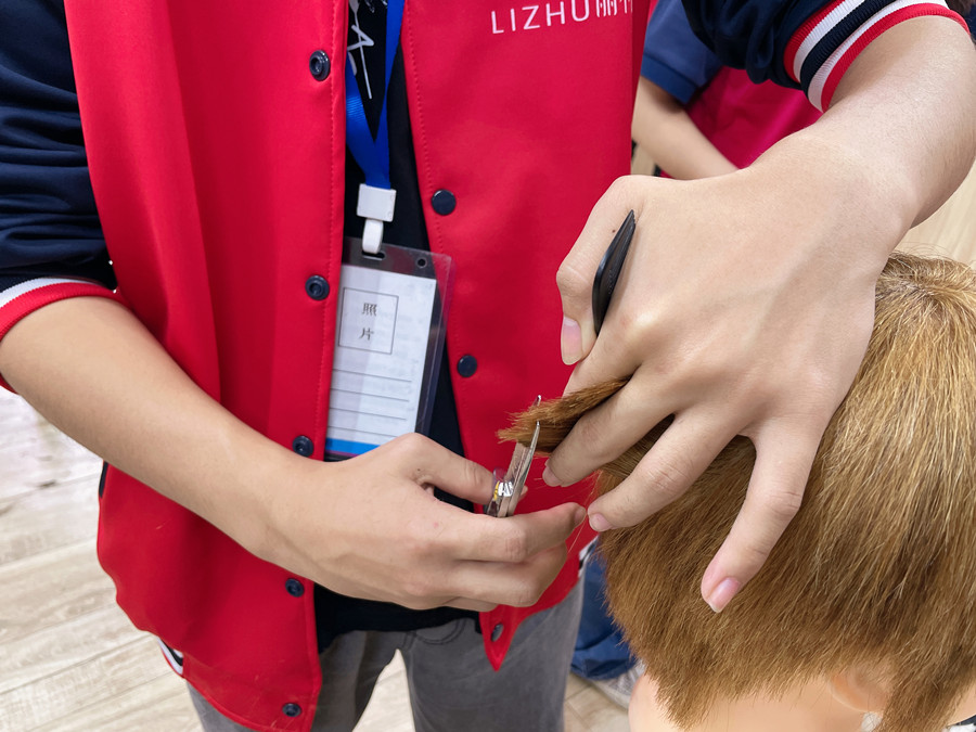 如何準(zhǔn)確定位側(cè)面頭發(fā)的落點(diǎn)？廣西學(xué)剪發(fā)