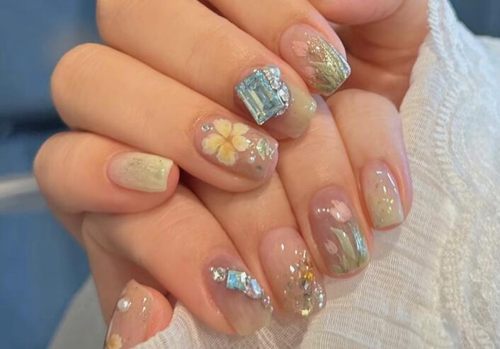 夏日彩繪花朵美甲，南寧美甲造型去哪學(xué)？