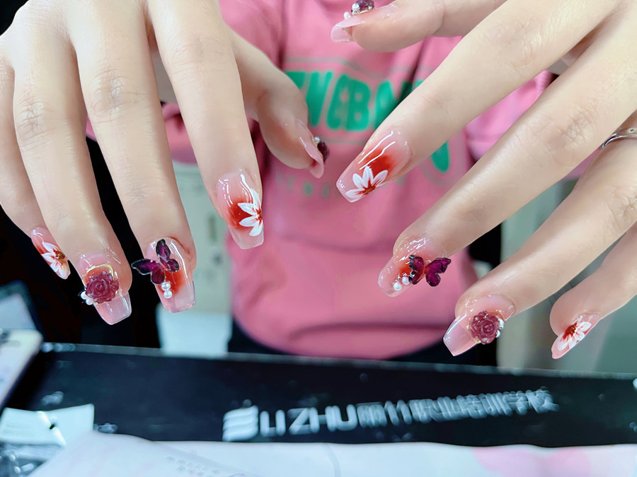 廣西美甲美睫：如何選擇適合自己的指甲形狀？