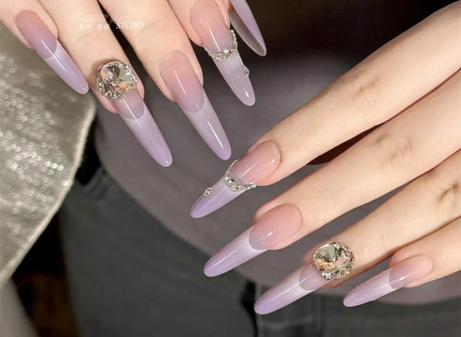 紫色顯白美甲，南寧美甲造型培訓(xùn)學(xué)校分享