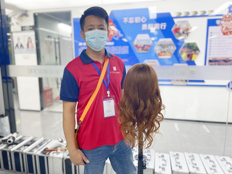 南寧學燙發(fā)沒經(jīng)驗：卷發(fā)棒的操作方法