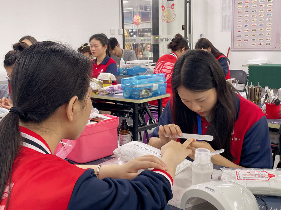 如何成為高價美甲師？廣西學(xué)美甲哪里時尚？