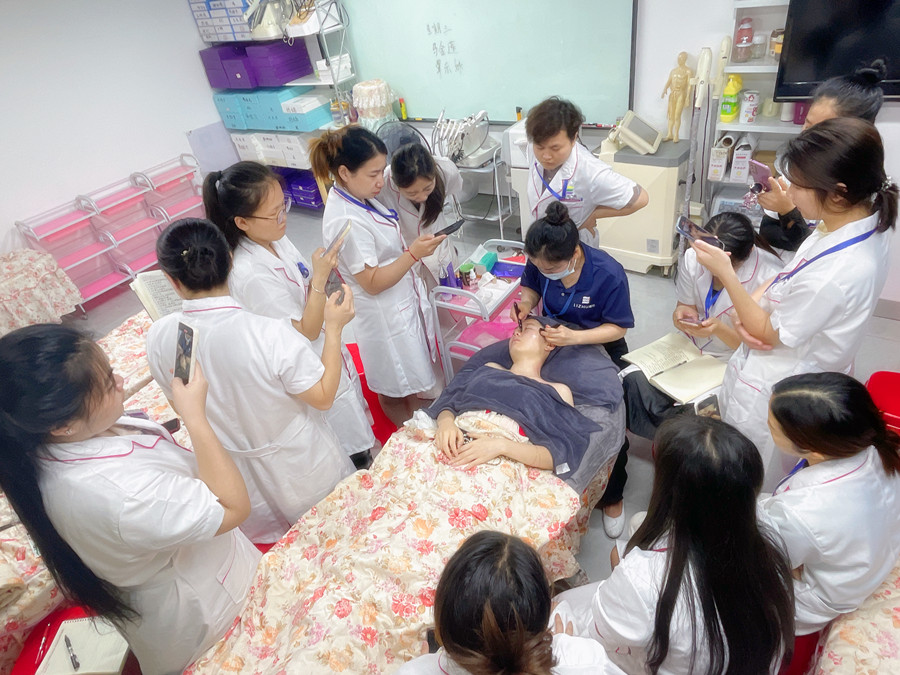 南寧美容專業(yè)教學(xué)：如何進行眼部護理？