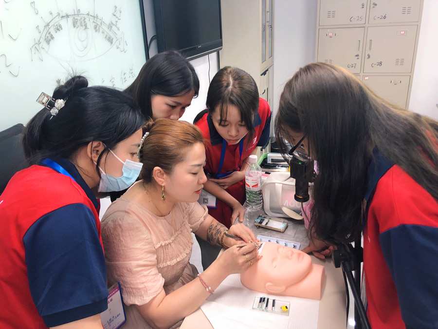 新手為什么都要在仿皮練習(xí)？南寧美睫課堂實況