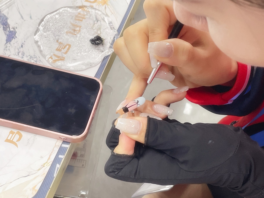 甲片的材質(zhì)和使用時間限制？南寧美甲進修深造培訓