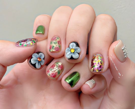 氛圍感美甲，廣西美甲藝術(shù)學(xué)校收集整理