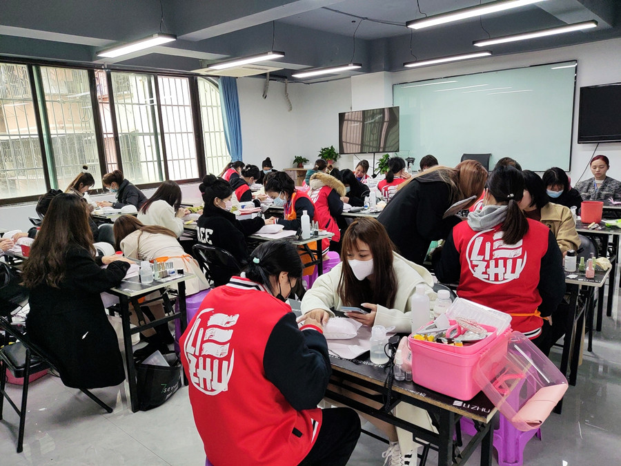 南寧美甲護(hù)理培訓(xùn)：為什么你的指甲又脆又??？