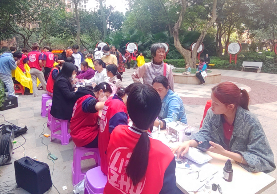 南寧美甲職業(yè)學(xué)校來(lái)到愛情海小區(qū)，為居民提供免費(fèi)美甲