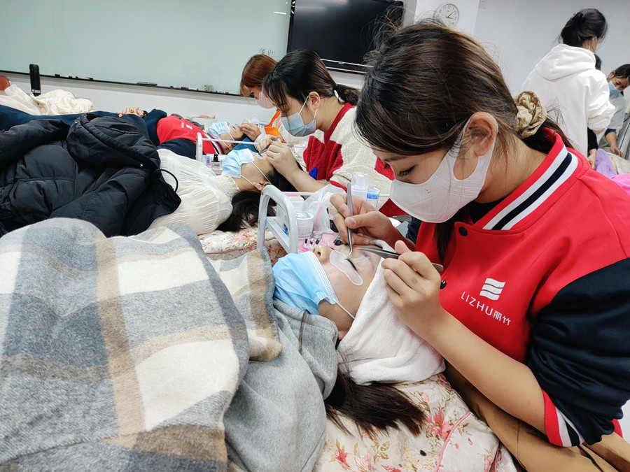 南寧美甲美睫培訓(xùn)：開綜合店為什么要學(xué)美睫？