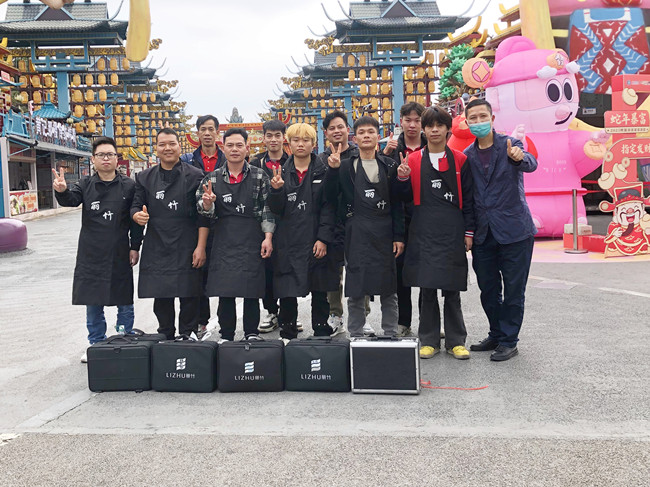 廣西美發(fā)職業(yè)學(xué)?！岸露挲堫^”義剪活動(dòng)