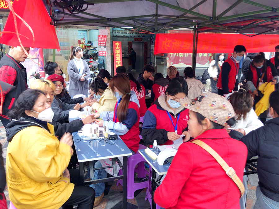 美甲活動(dòng)免費(fèi)，南寧美甲造型專業(yè)學(xué)校開啟“學(xué)雷鋒月”